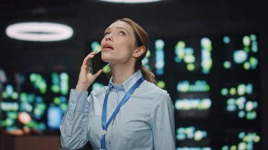 Kadın bilişim uzmanı, raftaki sunucu odasından cep telefonunu arıyor. Bilgisayar bilimci kadın veri tabanında cep telefonuyla konuşuyor. Bilgi işlem mühendisi, akıllı telefondan konuşuyor. Teknoloji bürosundaki mesafeyi arıyor.