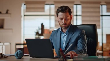 Öfkeli yönetmen ofis masasında telefonu kapatıyor. Sinir bozucu telefona cevap veren yönetici özel kabineye kızıyor. Hayal kırıklığına uğramış patron dizüstü bilgisayara bağırarak akıllı telefon bağırıyor. 