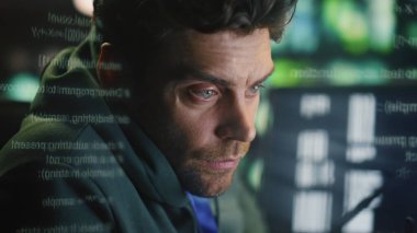 Çok çalışan adam, bilgisayarın veri hologramında çalışırken gözlerini ovalıyor. Geç kodlayan kişi gece veri girişi ofisinde yorgun hissediyor. Yorgun yazılım geliştiricisi sadece karanlık işyerinde bilgisayar monitörlerine bakıyor