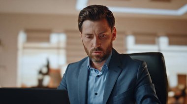 Ofiste cep telefonunu kapatan kızgın yönetmen. Sinir bozucu yöneticinin yüzü özel kabineye kızıyor. Hayal kırıklığına uğramış patron dizüstü bilgisayara bağırarak akıllı telefon bağırıyor. 