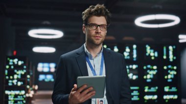 Yazılım mühendisi sunucu odası veri tabanı portresi yapıyor. Cloud web servisinde çalışan ciddi bir sistem yöneticisi. E-ticaret dijital girişimcisi doğrudan tek başına bakıyor