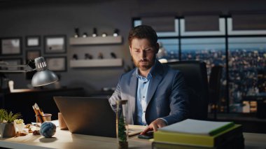 Şirketin kapanış ofisinde gülümseyen müdür çağrıya cevap veriyor. Modern dolapta telefonla konuşan akıllı bir adam bilgisayar monitörü izliyor. Sakin bir iş adamı klavye yazarken telefonla konuşuyor. 