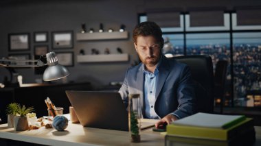 Akşam iş yerinde telefona cevap veren ciddi bir adam var. Sinirli iş adamı ofiste telefonda tartışmaya başlıyor. Orta yaşlı bir yönetici yüksek tonda cep telefonuyla konuşuyor. 