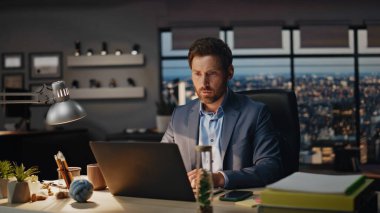 Hüsrana uğramış iş adamı ofiste iş sorunları olduğunu düşünüyor. İş yerindeki bilgisayar pazarlama stratejisini analiz eden dalgın bir adam. Kriz çözümü arayan bunalmış bir çalışan 