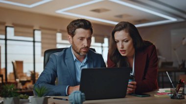 İş yerindeki ciddi meslektaşlarım proje sonuçlarını yakından inceliyor. Odaklanmış takım, bilgisayar masasında yeni fikirler üretmek için birlikte çalışıyor. Laptop ekran planlama stratejisi arayan birkaç iş arkadaşı