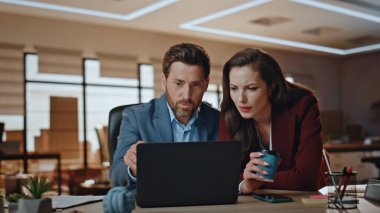 Mutlu meslektaşlar kabinede dizüstü bilgisayar izliyorlar. Pozitif iş kadını birlikte yeni bir proje üzerinde çalışıyor. İki neşeli iş arkadaşı resmi olmayan bir ortamda bilgisayar masaüstünü tartışıyor. 
