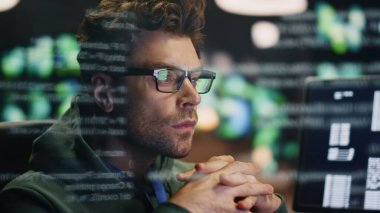 Teknik oda veri yansımasında çalışan ilham verici yazılım geliştiricisi. Veri tabanında gözlüklü profesyonel kodlayıcı programı geliştiriyor. İşyerinde kod oluşturan sistem mühendisi
