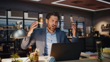 Öfkeli patron şehir manzaralı ofiste el kol hareketi yapıyor. Stresli iş adamı iş hataları konusunda gergin hissediyor. İş yerinde iş başarısızlığı yaşayan sinirli bir insan. Çelişkili yönetim kurulu başkanı 