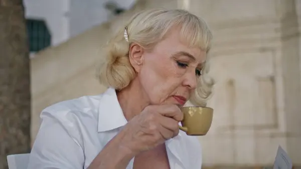 Pensjonert Forretningskvinne Som Drikker Kaffe Utendørs Restaurant Nært Hold Alvorlig – stockfoto