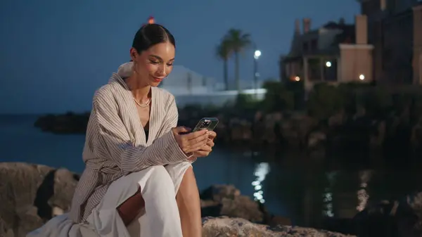 Stilig Reisende Rullende Smarttelefon Kvelden Kystbyen Elegant Kvinne Som Ser – stockfoto