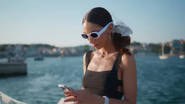 Viehättävä Tyttö Etsii Älypuhelimen Näytön Aurinkoisella Merenrannalla Lähikuva Onnellinen Tyylikäs — kuvapankkivalokuva