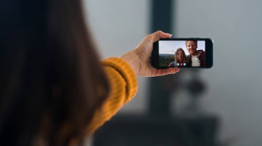 Çevrimiçi kız akıllı telefon uygulamasında arkadaşlarıyla sohbet ediyor. Tatilde cep telefonu ekranında el sallayan yakın mesafeden seyahat eden çift. Bilinmeyen kadın cep telefonuyla konuşuyor. Web kamerasıyla konuşan arkadaşlar