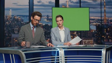 Chromakey Haber Stüdyosu 'ndan birkaç muhabir akşam haberlerini kapatıyorlar. Mockup TV haber yayınında takım sunucuları konuşuyor. Kendine güvenen sunucular televizyon izleyicileriyle etkileşimde.