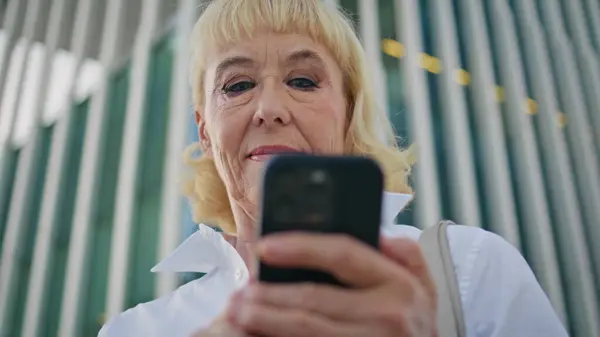 Nærbilde Bestemor Ser Mobiltelefon Skjerm Urbane Street Portrett Smilende Moden – stockfoto