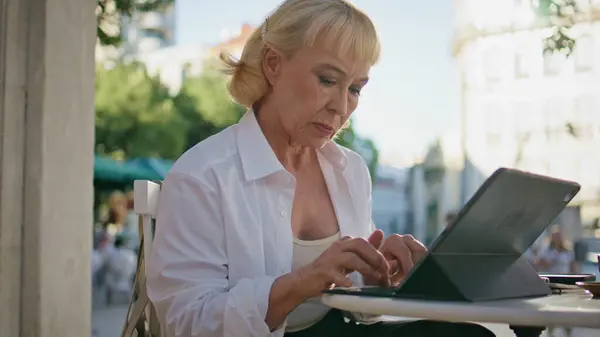 Fokusert Moden Kvinne Som Skriver Tablett Kafébordet Nærbilde Alvorlig Alderen – stockfoto