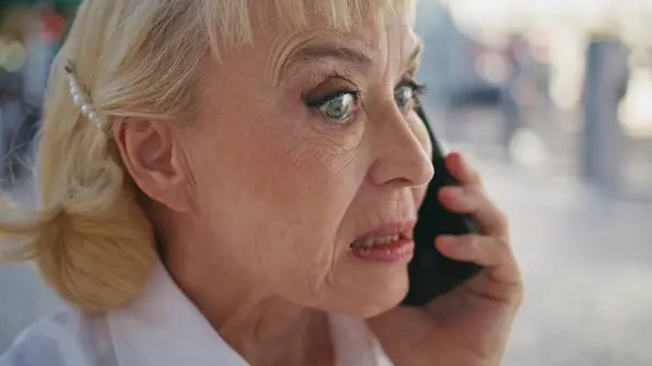 Nærbilde Nervøs Pensjonist Ringer Smarttelefon Som Uttrykker Negative Følelser Utendørs – stockfoto