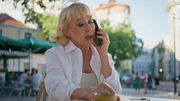 Pensjonert Forretningseier Ringer Telefonen Gate Restaurant Nært Hold Alvorlig Eldre – stockfoto