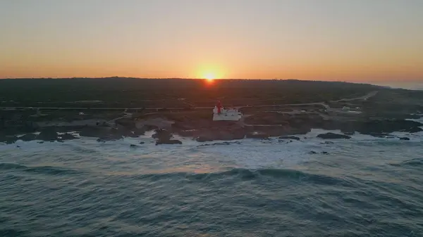 Bezchmurny Pomarańczowy Wschód Słońca Niebo Nad Spokojnym Widokiem Latarni Morskiej — Zdjęcie stockowe