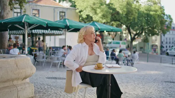 Mulher Sênior Lindo Chamando Celular Café Cidade Livre Elegante Velhota — Fotografia de Stock