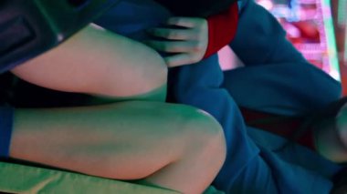 Çarpışan araba atlıkarıncasında dikey kadın bacakları. Yaz gecesi iki kız lunaparkta dinleniyor. Tanınmayan arkadaşlar lunaparkta hafta sonunun tadını çıkarmayı bekler. Tatil eğlencesi