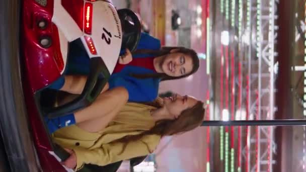 Joyful Amigos Montando Carro Pára Choques Parque Diversões Luna Verticalmente — Vídeo de Stock