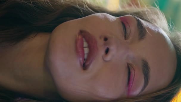 Вертикальний Портрет Смішної Дівчини Виглядає Камерою Барвистих Блимаючих Боке Світла — стокове відео