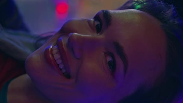 Menina Sorrindo Posando Parque Diversões Néon Verticalmente Close Adolescente Feliz — Vídeo de Stock