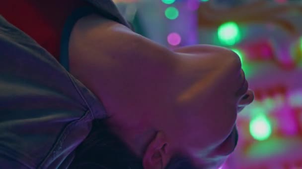 Entspannte Mädchen Chillen Nachtleben Neonlichtern Vertikale Video Nahaufnahme Sinnliche Frau — Stockvideo