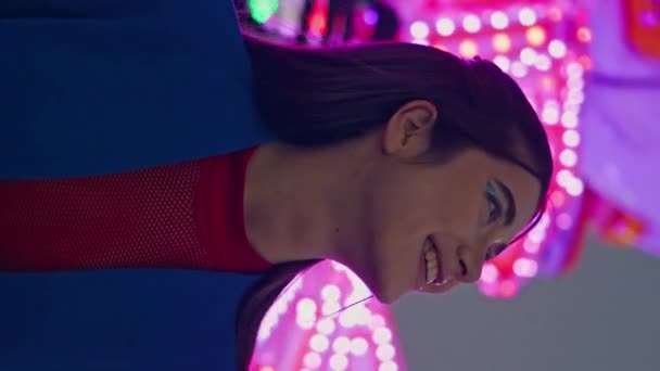 Geceleri Eğlence Parkında Dikey Olarak Eğlenen Mutlu Kız Neon Işıklı — Stok video