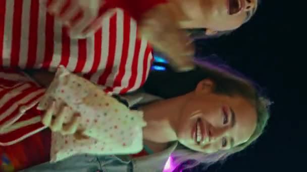 Happy Girls Walking Funfair Festival Vakantie Verticale Video Vrienden Die — Stockvideo