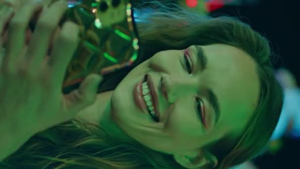 Neon Dívka Zprávy Smartphone Vertikálně Detailní Usmívající Teen Smskování Online — Stock video