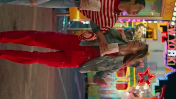 Tienervrienden Hangen Samen Rond Amusement Luna Park Verticaal Georiënteerd Vreugdevolle — Stockvideo