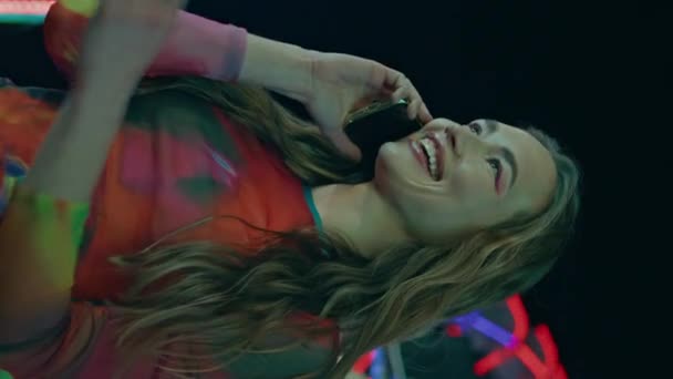Mooi Meisje Praten Cel Amusement Luna Park Verticaal Georiënteerd Glimlachende — Stockvideo