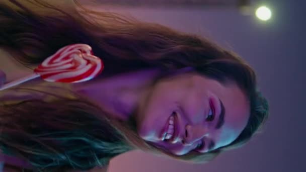 Glimlachend Meisje Met Lolly Kleurrijk Reuzenrad Verticaal Zicht Vrolijke Vrouw — Stockvideo