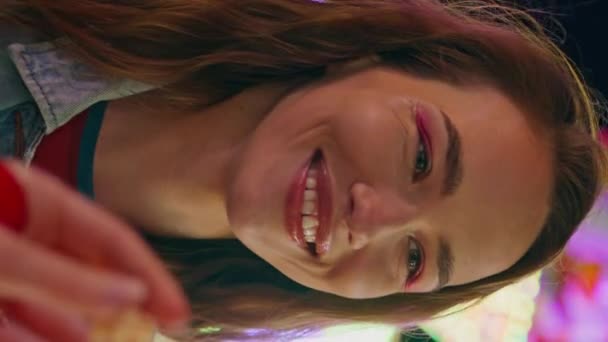 Lächelnde Freundin Bei Beleuchteter Kirmes Vertikal Ansicht Nahaufnahme Teenage Girl — Stockvideo