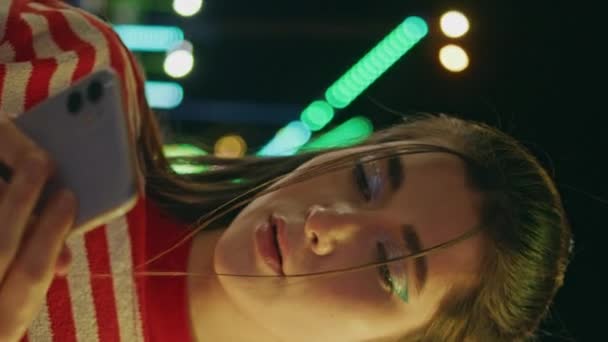 Teen Girl Making Call Neon Luna Park Vertikale Video Closeup — Stockvideo