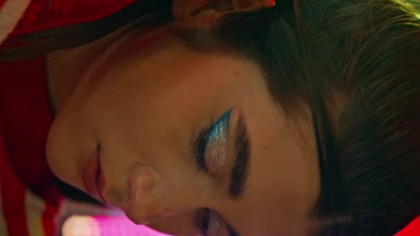 Gadis Tidak Bahagia Menyentuh Rambut Festival Kota Vertikal Malaikat Closeup — Stok Video