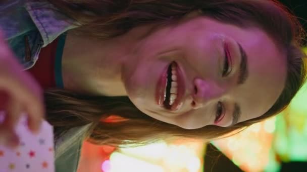 Nahaufnahme Fröhliche Freundin Beleuchteten Karussell Glücklich Lächelndes Modell Ruht Vergnügungspark — Stockvideo