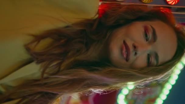 Leende Flicka Poserar Luna Park Karusell Vertikal Video Närbild Drömmande — Stockvideo