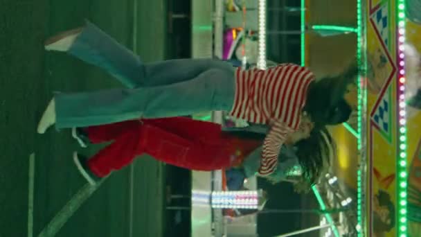 Vidám Lányok Táncolnak Vidám Megvilágított Körhinta Függőleges Irányban Boldog Legjobb — Stock videók
