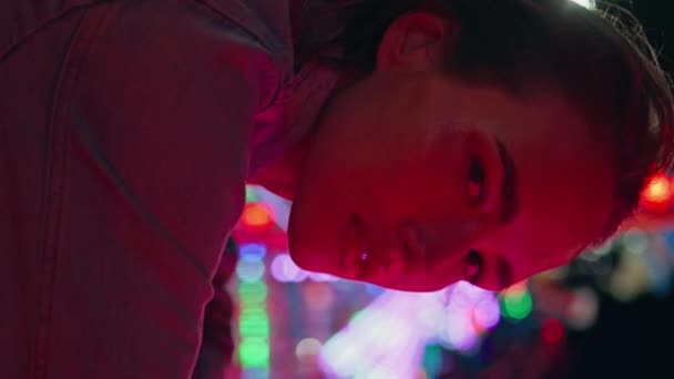Neon Élvezi Este Vidám Függőleges Kilátás Közelkép Gyönyörű Lány Nézi — Stock videók