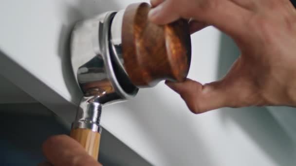 Bilinmeyen Barista Filtre Tutacağında Öğütülmüş Kahve Dolduruyor Yakından Nsan Eli — Stok video