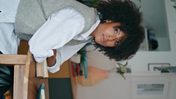 Pensive Dame Assis Café Confortable Avec Livre Sur Table Vidéo — Video