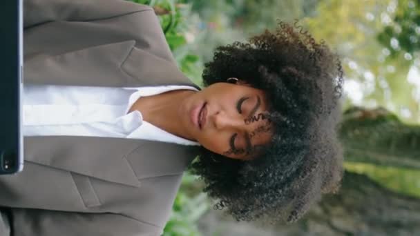 Дівчина Сидить Лавці Парку Ноутбуком Крупним Планом Усміхаючись Афроамериканська Жінка — стокове відео