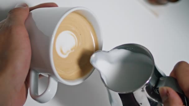Erkek Elleri Kahve Dükkanında Latte Yapıyor Yakından Bilinmeyen Baristanın Aromatik — Stok video