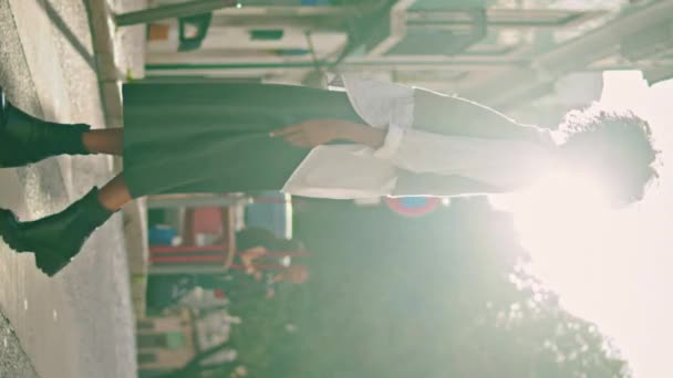 도시에서 휴가를 즐기는 크로스로드 천천히 지향에 케어프리 매력적인 아프리카계 미국인 — 비디오