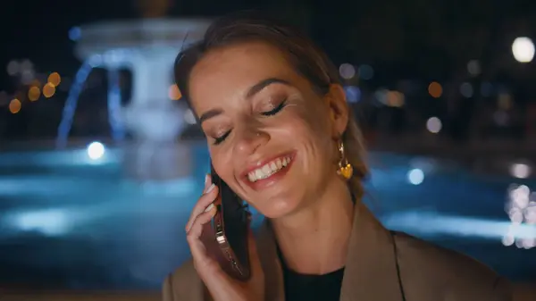 Nærbilde Nydelig Dame Som Snakker Mobiltelefon Natten Opplyst Vannfontenen Smilende – stockfoto