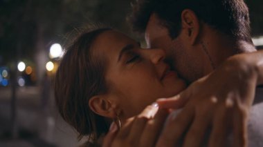 Sevgi dolu bir kadın, randevuda fısıldayan bir adamın yakın planda konuştuğu sözler. Şehirli insanlar birbirlerinin keyfini çıkarırken kucaklaşırlar. Gülümseyen yeni evliler açık havada birbirine dokunuyor. Genç aile ilişkisi.