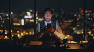 Karanlık Şehir Kapısı 'nda mesai yapan bir yönetici. Panoramik ofiste geç saatlere kadar cep telefonu kullanan odaklanmış bir adam. Sakallı avukat. Profesyonel sörf. Akşamları internet mesajlaşma hücresi.