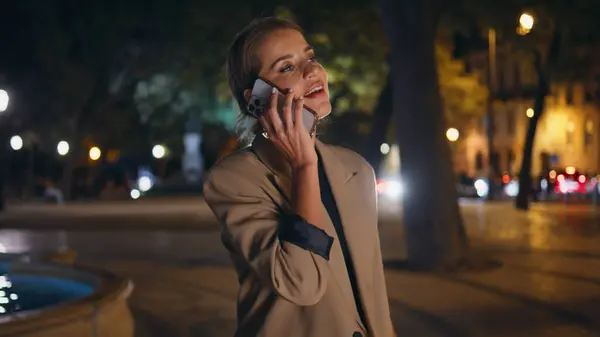 Fasjonable Kvinne Svarer Samtale Nattgaten Avslappet Forretningskvinne Som Snakker Mobiltelefon – stockfoto